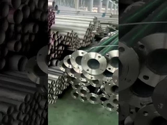 De buizen met flenzen zijn klaar voor transport