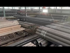 Het laden van de buizen in het magazijn